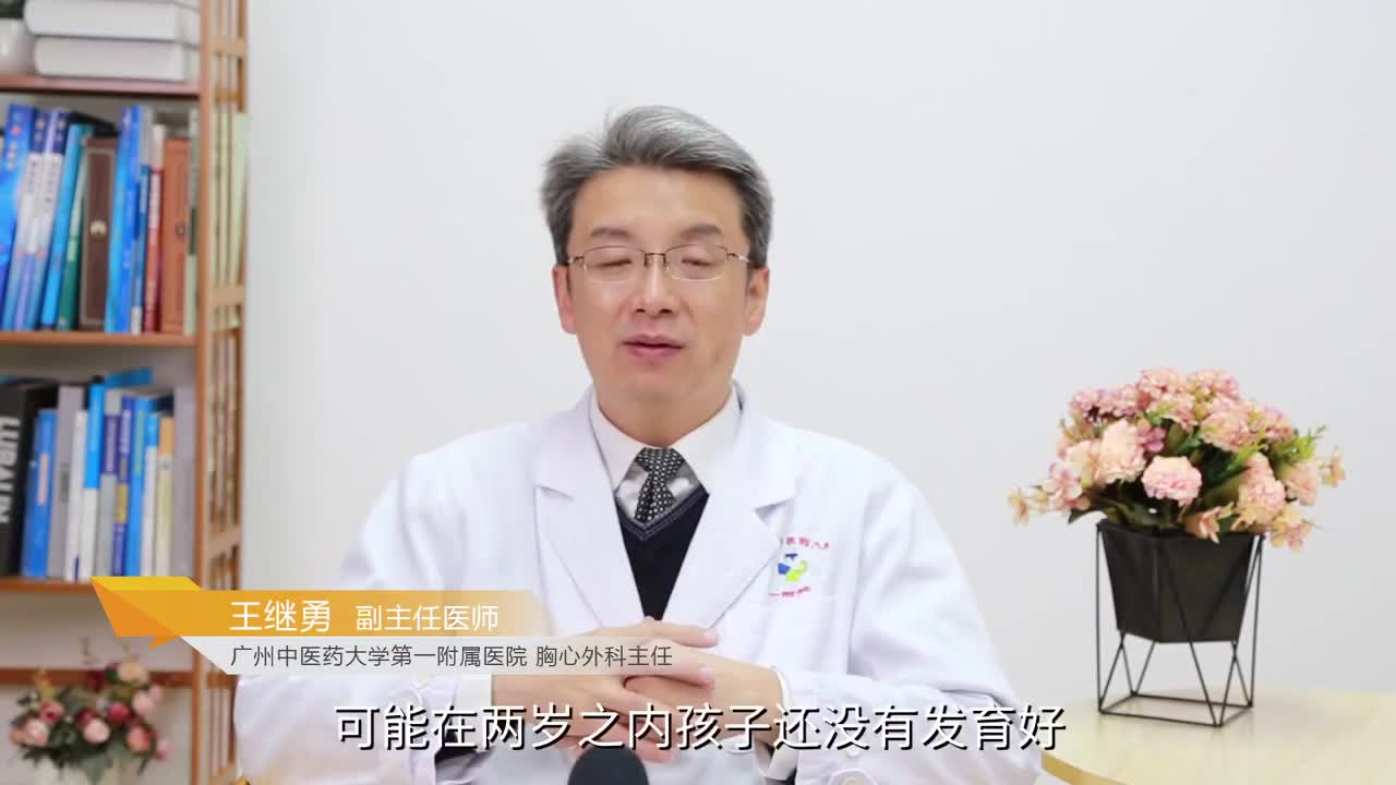 如何從圖片上判斷小孩雞胸症狀的輕重程度